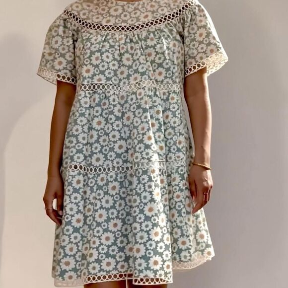 Mini tiered dress with eyelet lace trim - Picture 2 of 4